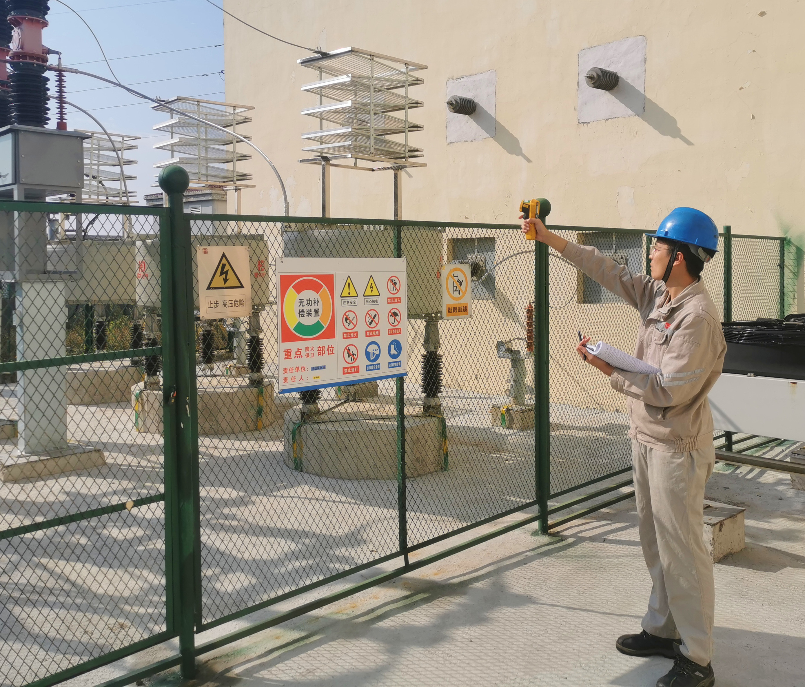 1668044501931093912.jpg 對站內(nèi)無功補償設(shè)備巡視檢查--拍攝者董學川..jpg