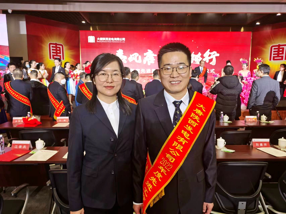 4.韓城第二發(fā)電公司楚樂、李玉珍夫婦在獲獎(jiǎng)現(xiàn)場（曹軍科攝）.jpg