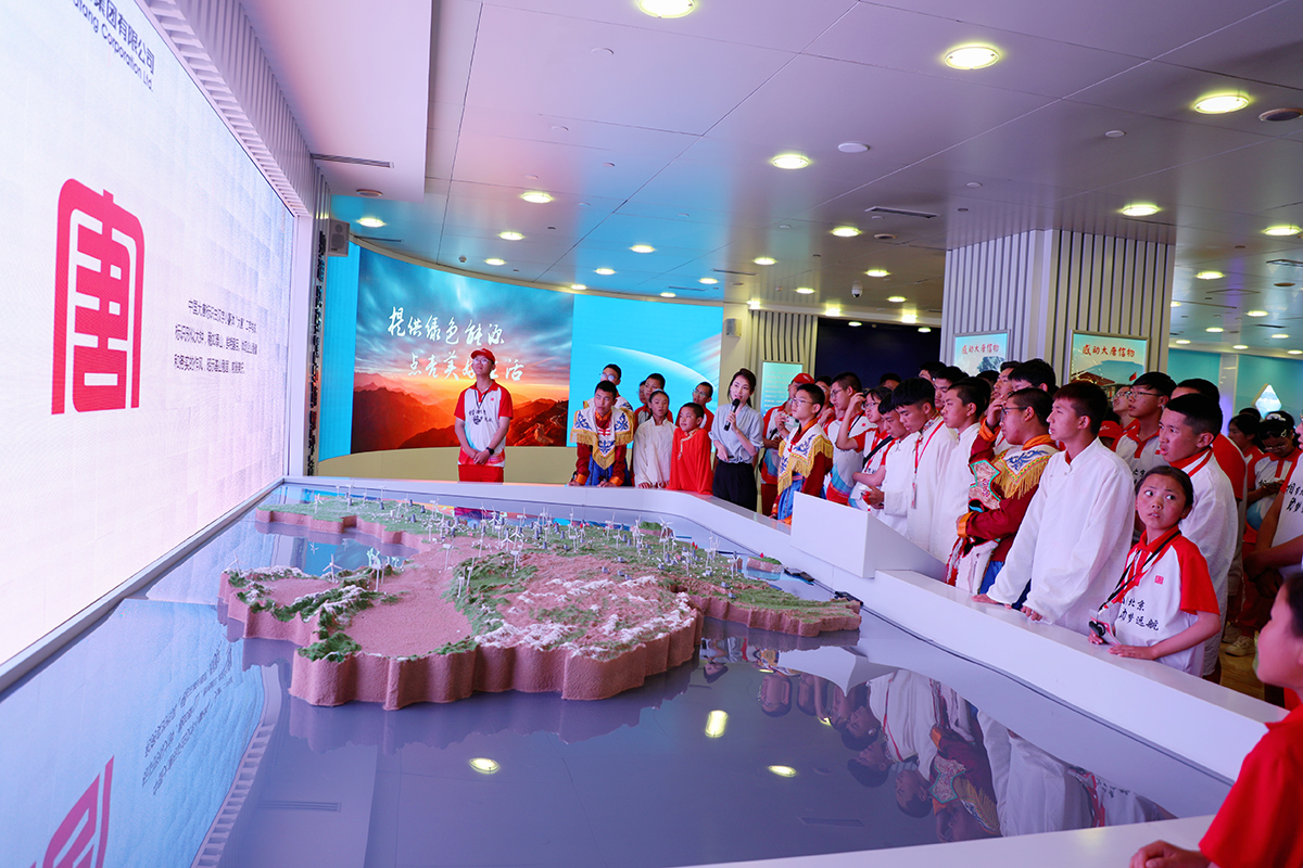 1723452686830008543.jpg 圖5學(xué)生參觀中國大唐a.jpg